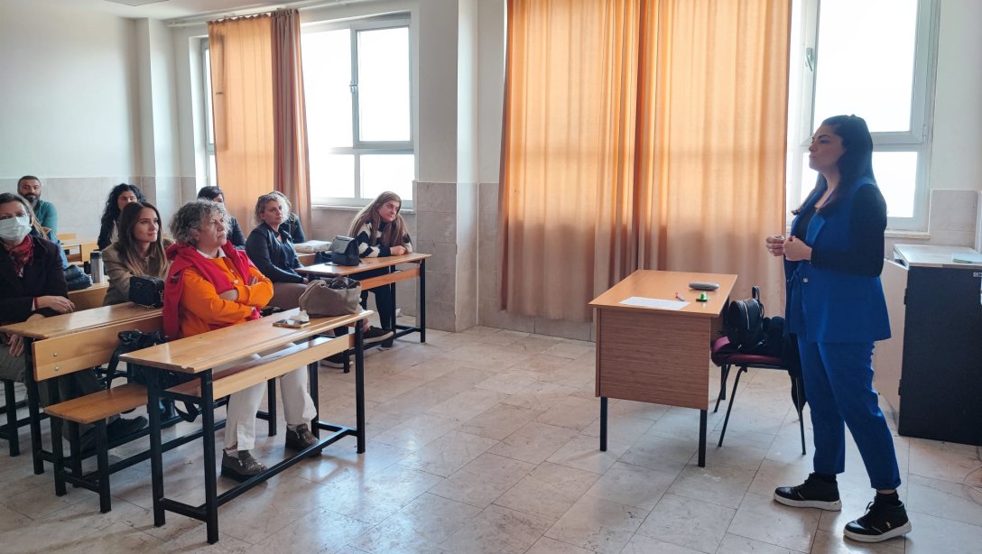 Mersin Ölçme Değerlendirme Merkezi Alan Sorumlusu öğretmenimiz Beyza KARAASLAN BOLAT tarafından Kuyuluk Belediye Ortaokulunda ortak sınavlar hakkında bilgilendirme toplantısı düzenlendi.